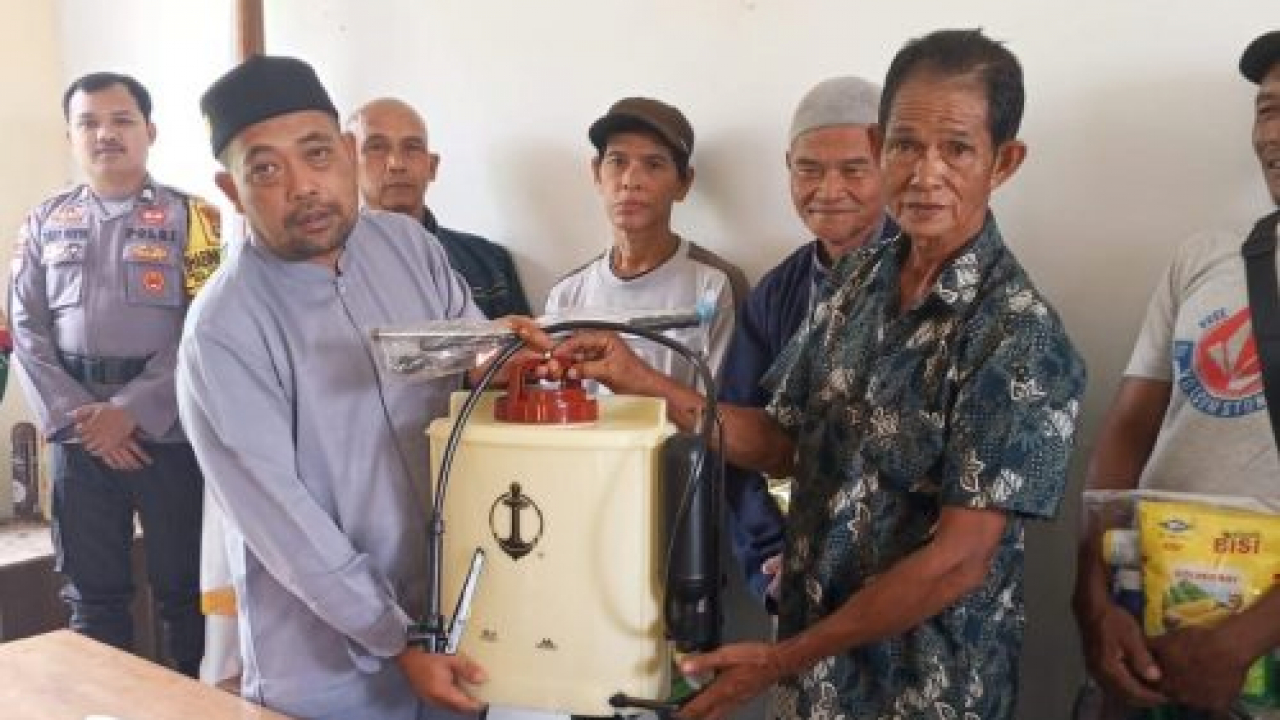 **"Pemdes Tarempa Selatan Dorong Ketahanan Pangan: Bantuan Bibit dan Pupuk untuk Petani"**