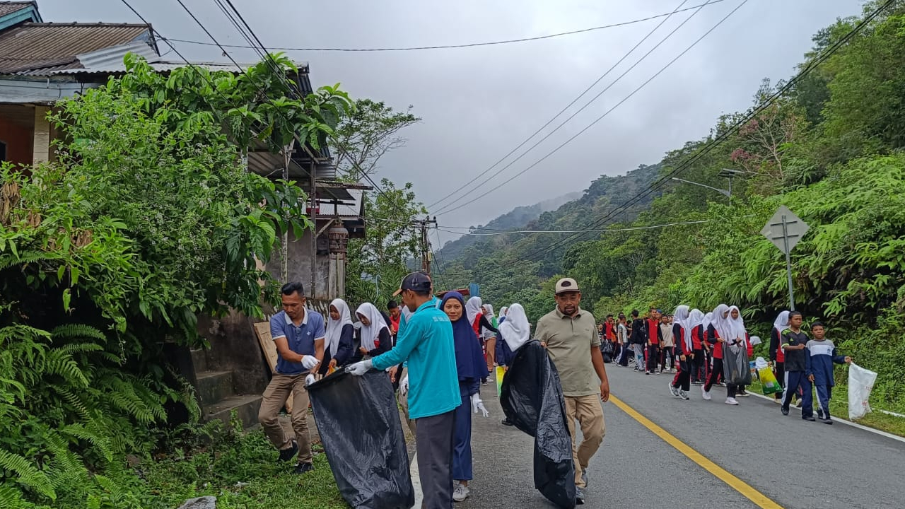 Kegiatan bersih sampah di lingkungan Desa Tarempa Selatan bersama masyarakat dan siswa sekolah