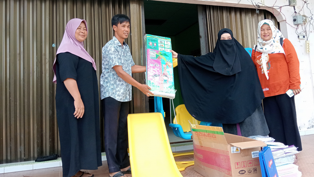 Penyerahan Bantuan untuk Posyandu Desa Pesisir Timur