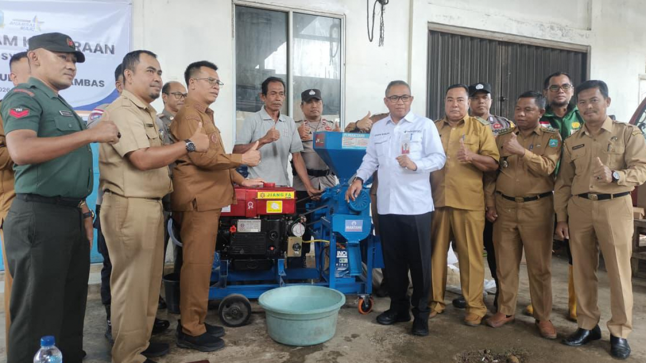 Petani Desa Pesisir Timur Kecamatan Siantan Kab.Kep Anambas Terima Mesin Penggiling Padi Lewat Program Kemitraan Bank Riau Kepri Syariah