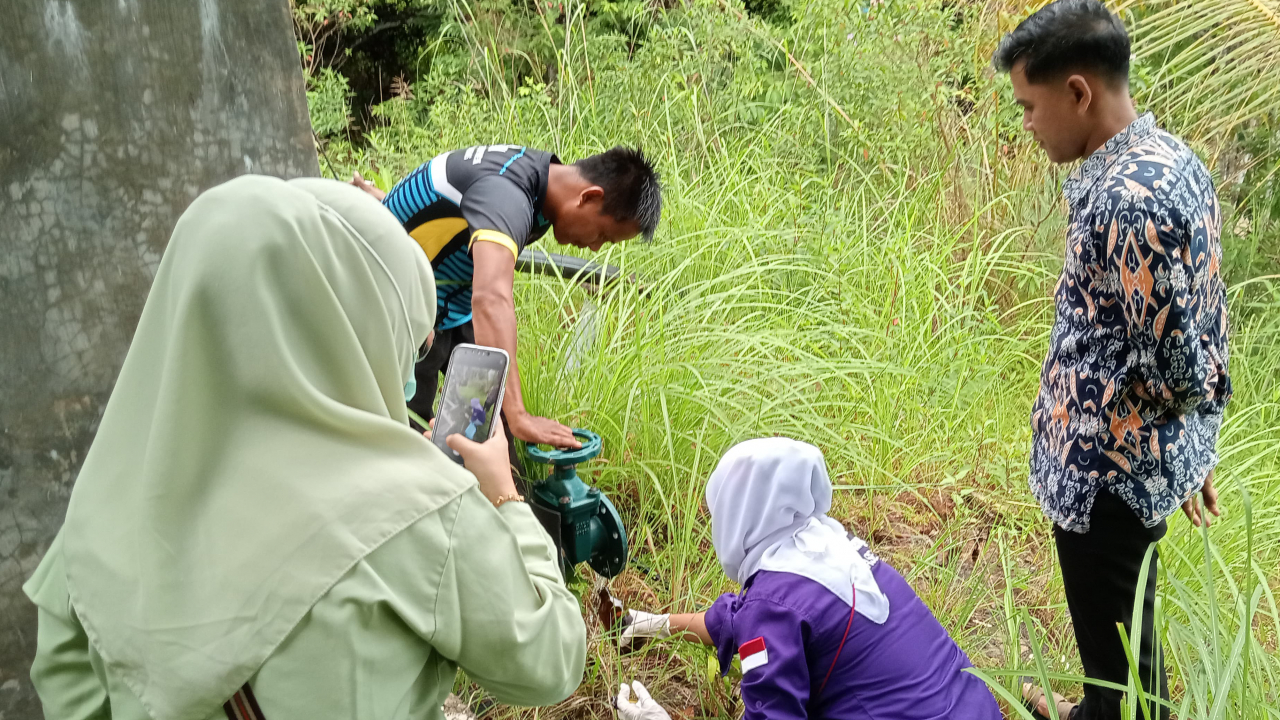 Kegiatan Pemeriksaan Sumber Air Minum di Desa Pesisir Timur Oleh Puskesmas Tarempa