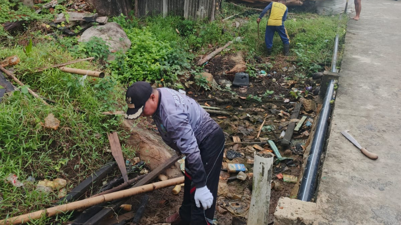 Gotong Royong Sambut Ramadhan di Desa Pesisir Timur