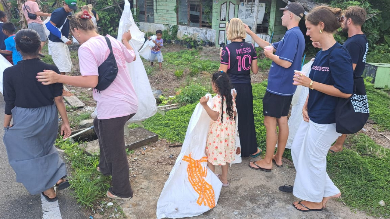 Jaga Sanitasi Desa : Pelajar Denmark dan Yayasan Anambas Foundation Bersihkan Lingkungan Desa Putik Anambas