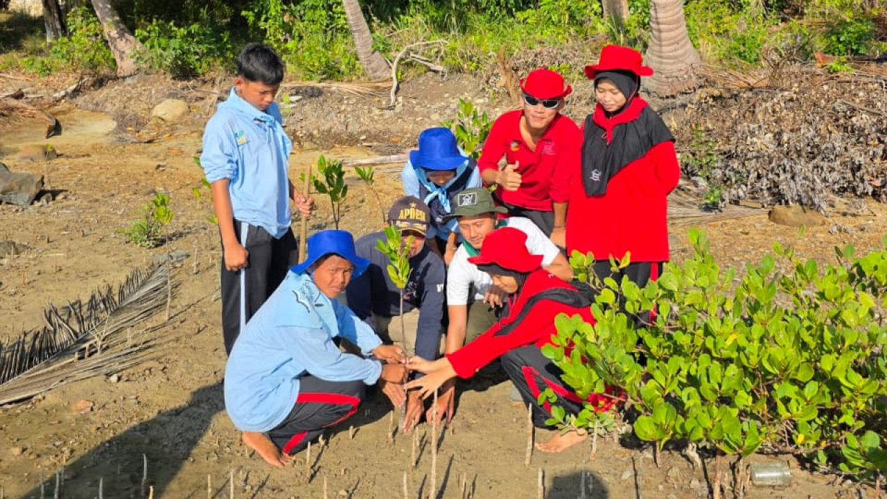 Kolaborasi Inspiratif: Kepala Desa Putik Bersama Sekolah Rakyat (SR)Terintegrasi 12 Kepulauan Anambas Lakukan Penanaman Mangrove