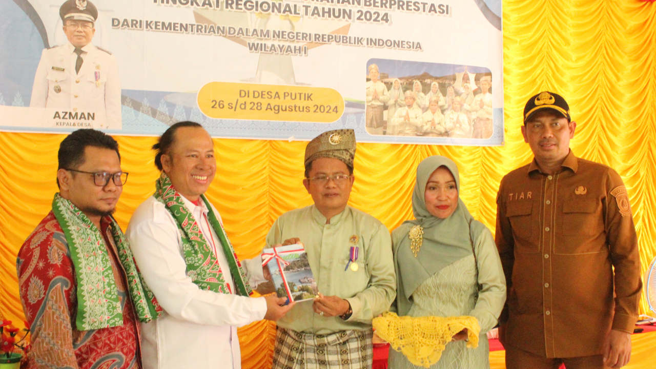Kepala Desa Putik didampingi Sekda Kepulauan Anambas Serahkan "Buku Desa Berbasis Data" Kepada TIM KLARIFIKASI LAPANGAN PENJARINGAN DESA DAN KELURAHAN BERPRESTASI TAHUN 2024