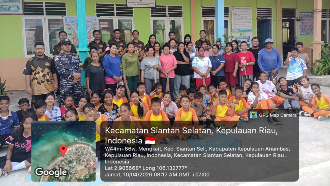 Penulis: AMOS APUIGerakan Jumat Asri: Desa Mengkait Bersihkan Sekolah