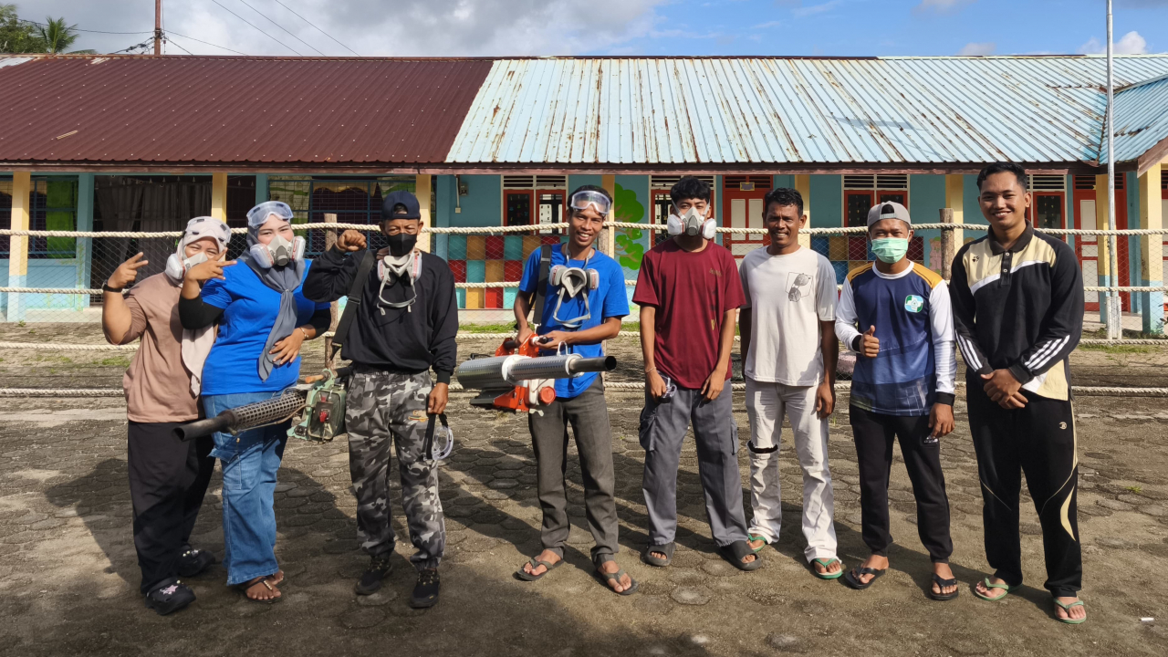 Pemerintahan Desa Ulu Maras melaksanakan kegiatan Poging diperkarangan rumah warga untuk pencegahan Demam Berdarah (DBD) bersama tim medis Puskesmas Jemaja Timur dan kelompok Desa Siaga Ulu Maras