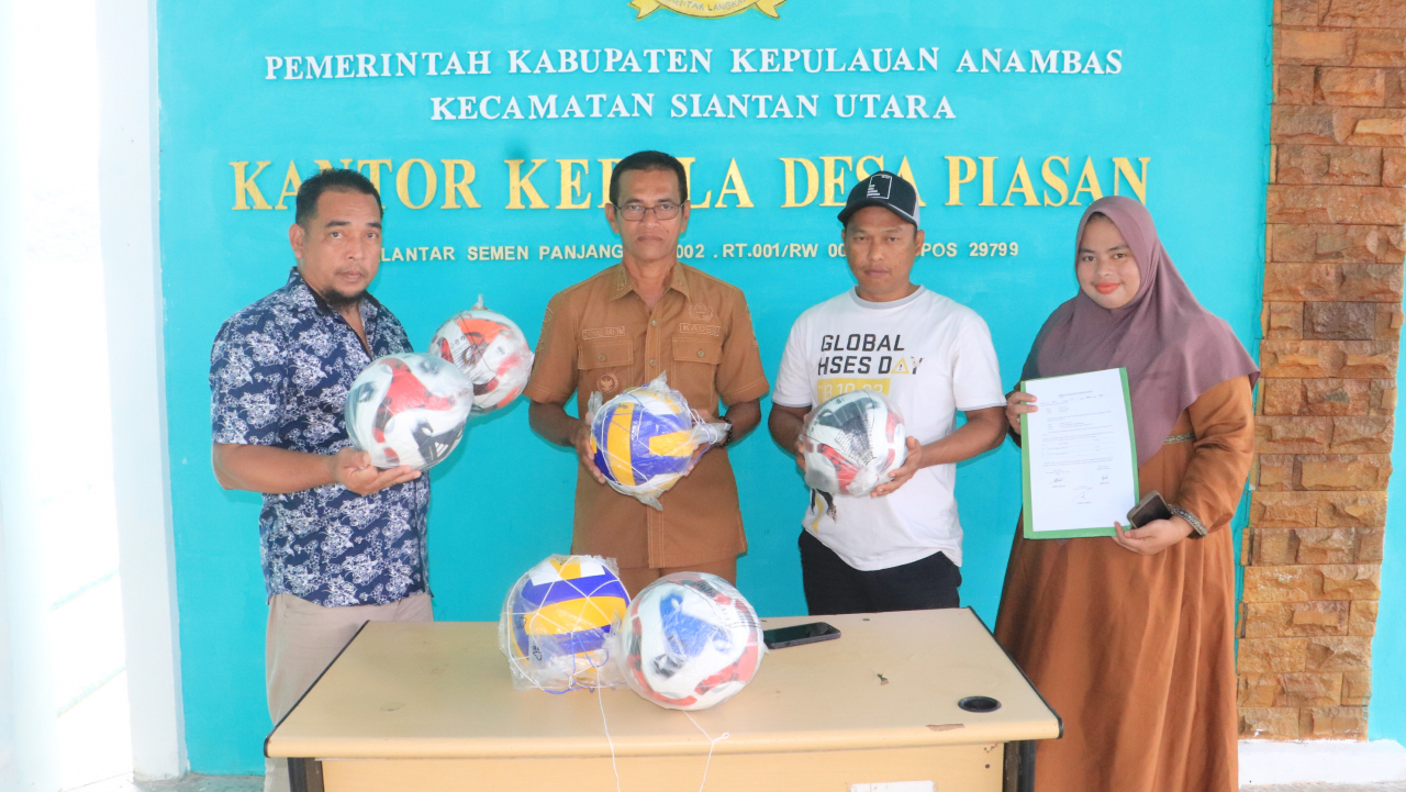 Pemerintah Desa Piasan Serahkan Bantuan Alat Olahraga kepada Karang Taruna