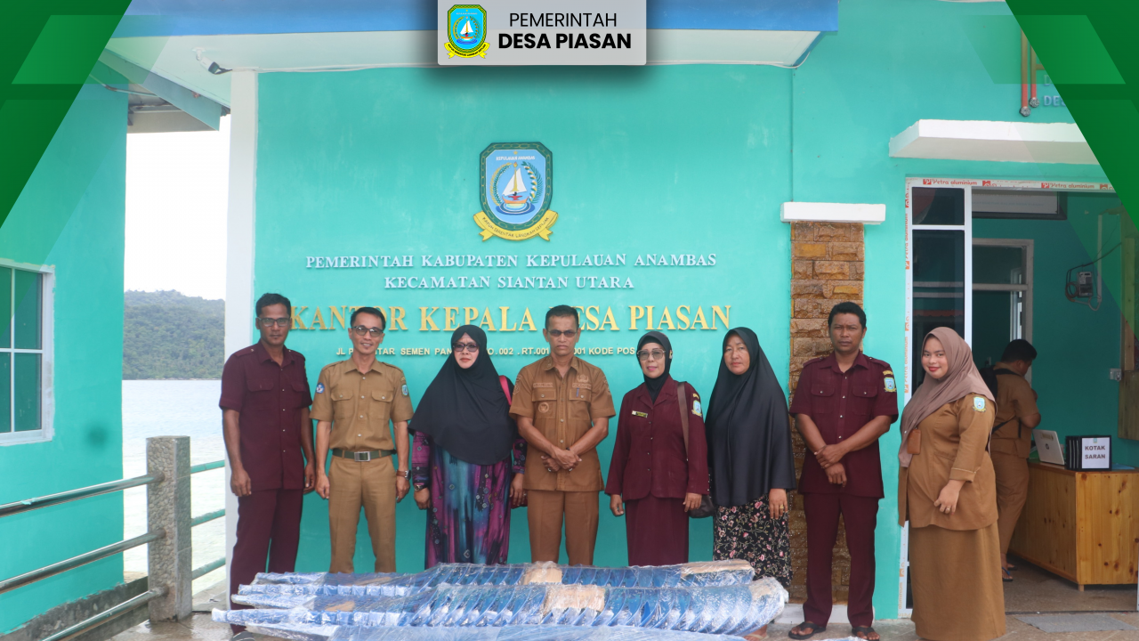 Kepala Desa Piasan Serahkan Bantuan Kursi untuk Tim Penggerak PKK Desa Piasan