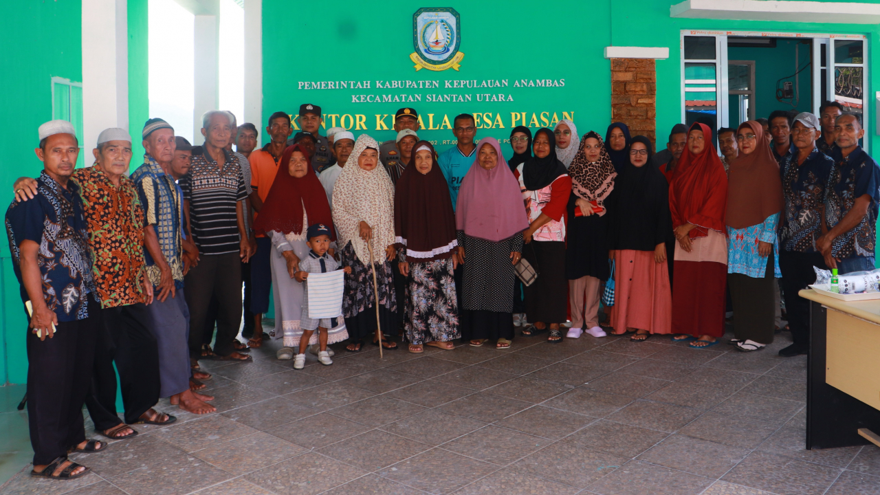 Penyaluran BLT DD Bulan Desember Tahun 2025 Dilaksanakan di Gedung Balai Pertemuan Warga Desa Piasan