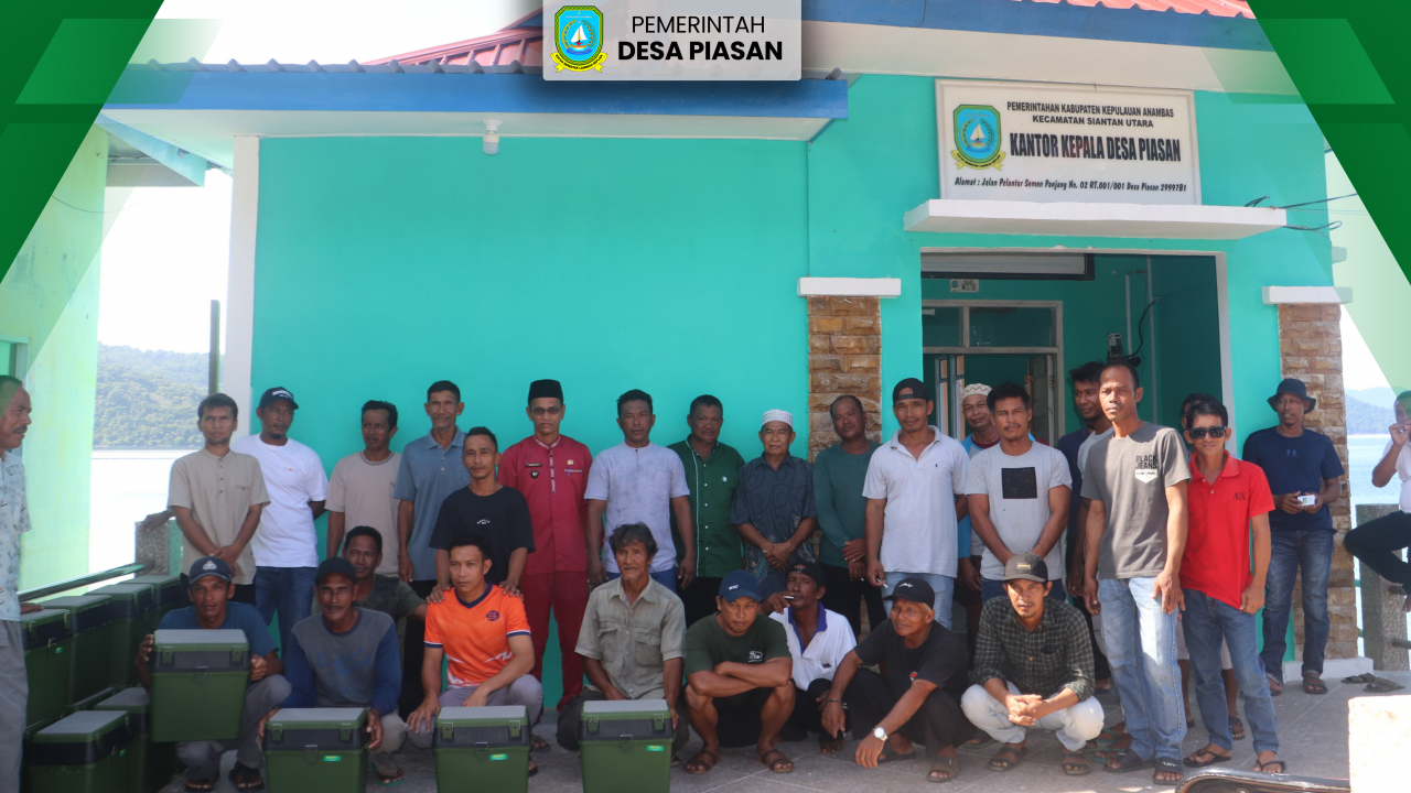 Penyerahan Bantuan Alat Pancing untuk Nelayan dalam Program Ketahanan Pangan Desa Piasan Tahun Anggaran 2024