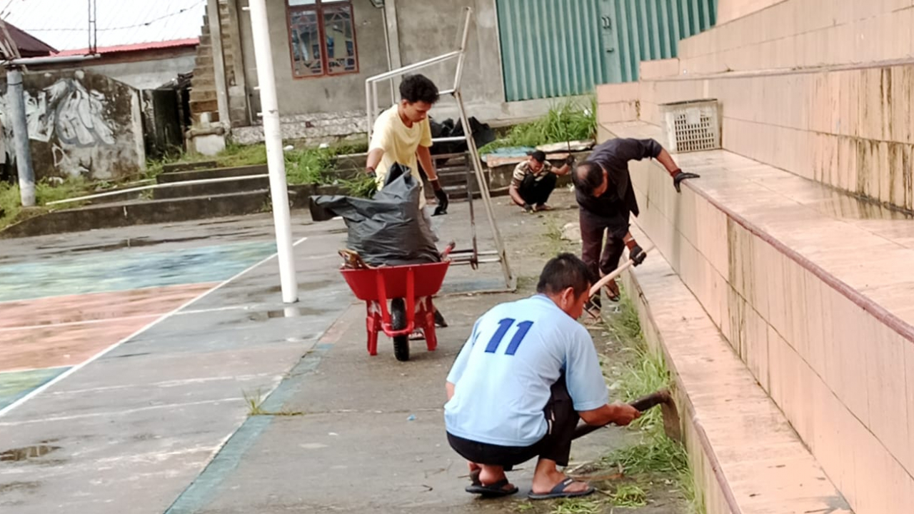 Ketua RT 009 Melakukan gotong-royong Bersama Warga