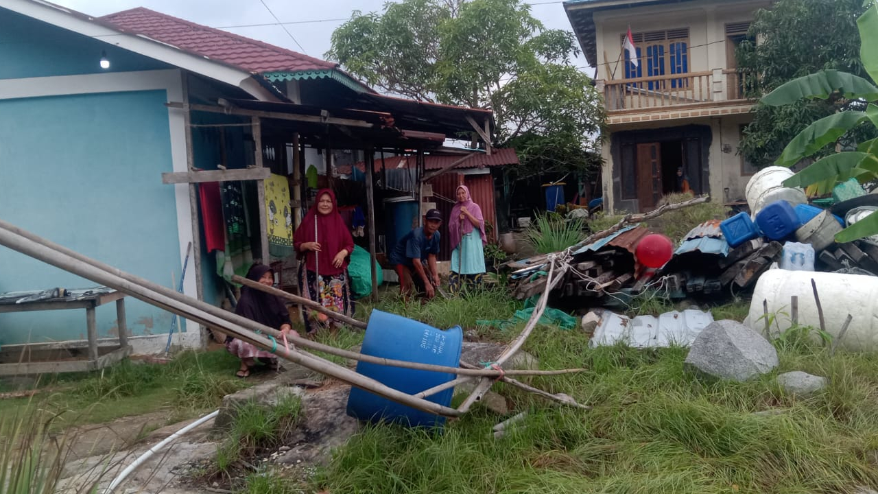 Ketua RT 005 Melakukan gotong-royong Bersama Warga