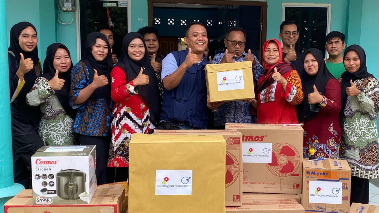 Meriahkan HUT RI ke-80, Medco Energy Meyerahkan Bantuan Doorprize untuk Warga Desa Payalaman
