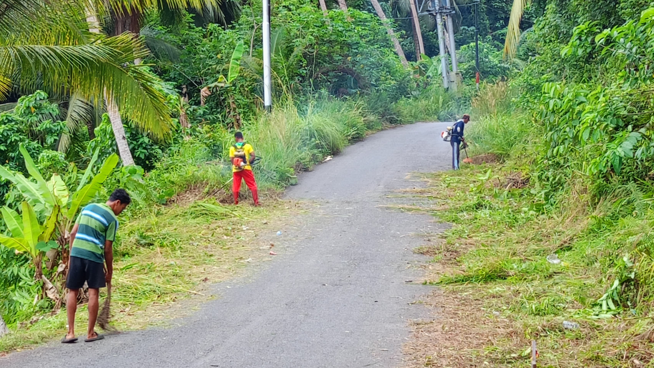 Petugas Lakukan Pembersihan Rumput Liar di Batu Nyodong, Desa Payalaman Selama Dua Hari