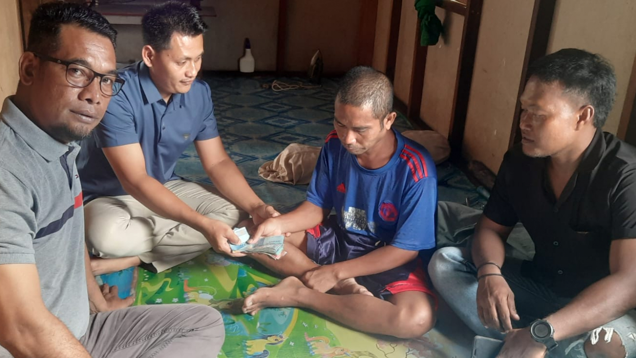 Peneyerahan Bantuan Dari Masyarakat Desa Payamaram Untuk Penderita Sakit Stroke