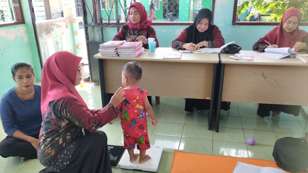 Pantau Tumbuh Kembang Balita di Posyandu Mawar Desa Batu Ampar