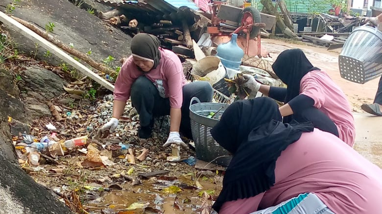 Meningkatkan Kualitas Hidup Masyarakat Desa Batu Ampar Melalui Sanitasi Lingkungan