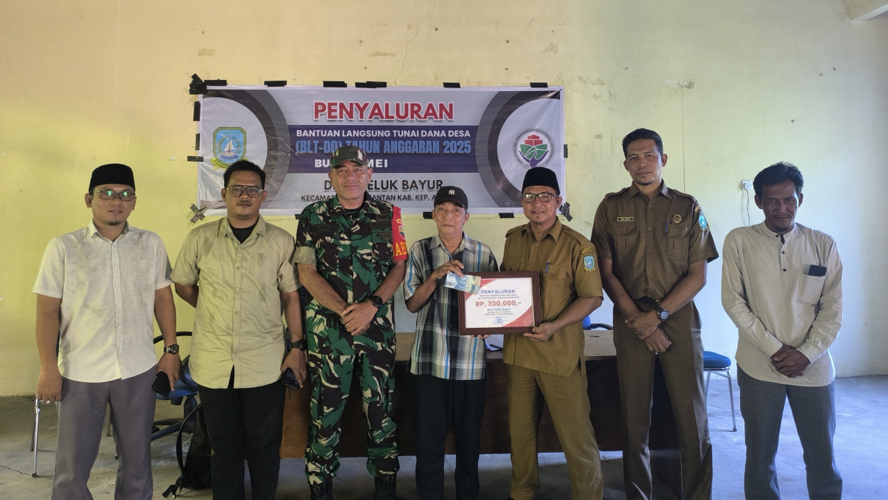 Pemdes Teluk Bayur Salurkan BLT Dana Desa Bulan Mei kepada 26 KPM