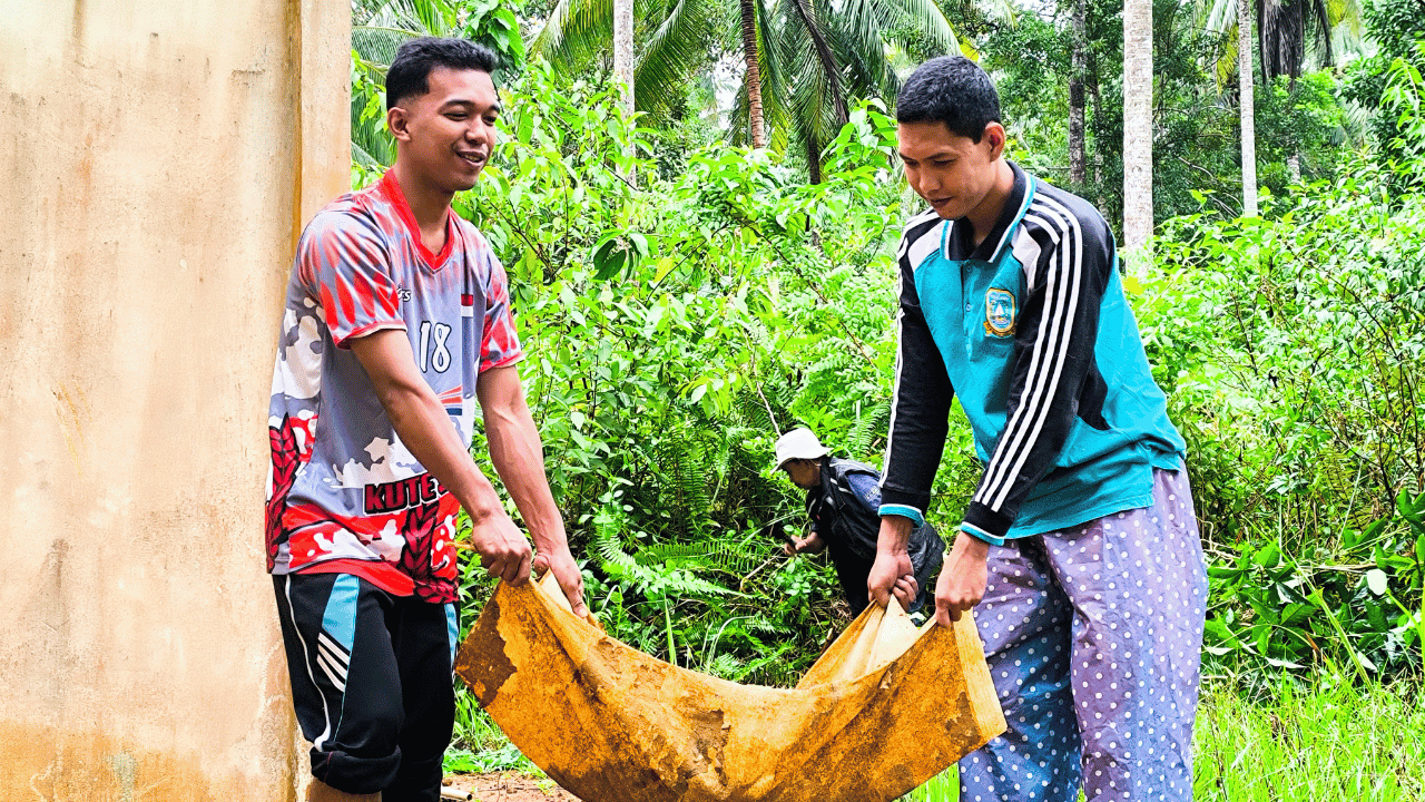 Gotong Royong Membersihkan Lingkungan Surau Nurul Iman Dusun Bayur