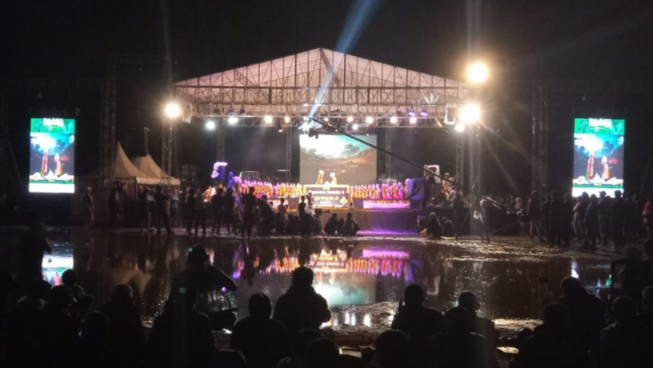 Ribuan Warga Penuhi Lapangan Cikeas Nagrak Hadiri Pagelaran Wayang Golek dan Bazar UMKM