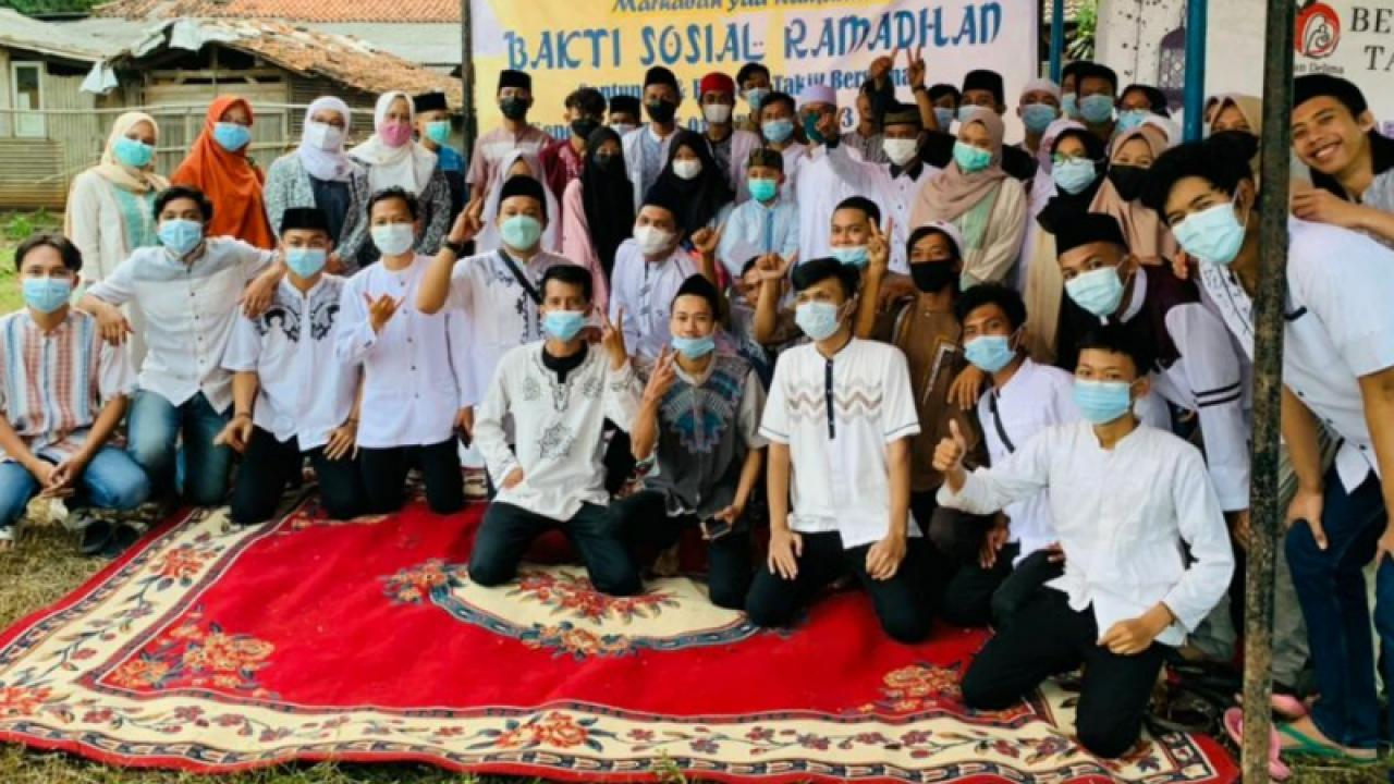 Karang Taruna Desa Nagrak Bersama IBI Gunung Putri Bagikan Takjil dan Santunan