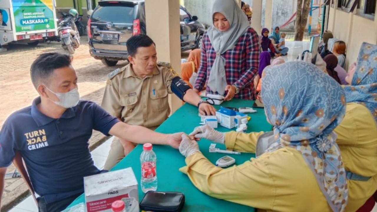 Staf Desa Nagrak Diskrining Kesehatan
