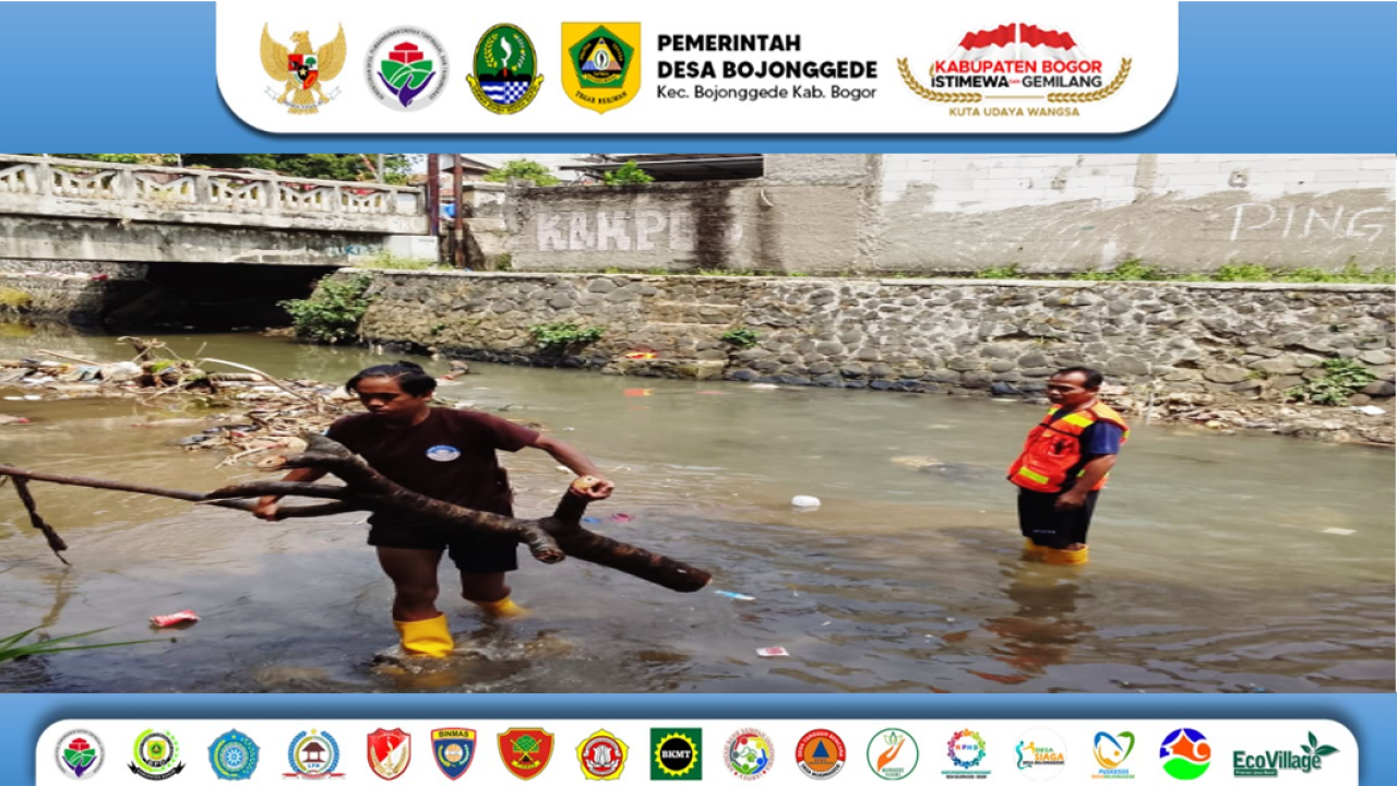 Jaga Lingkungan, Desa Bojonggede Terjunkan Petugas Kebersihan Kali Baru