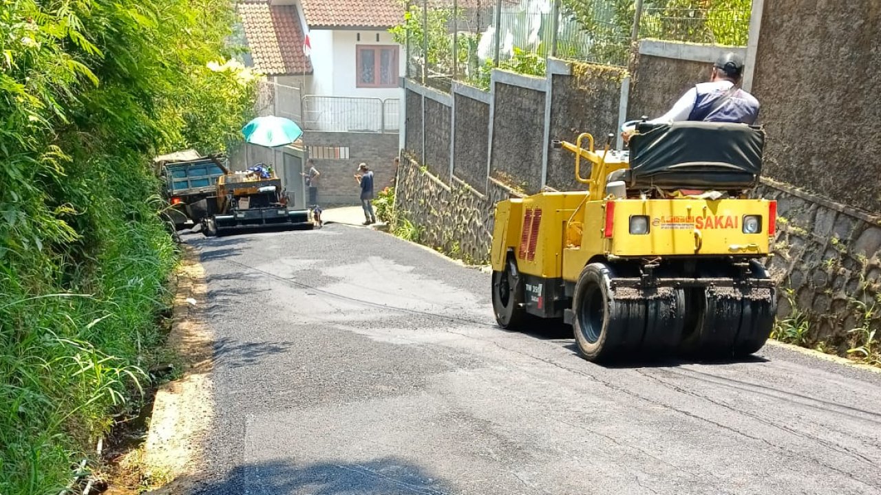 Proses Pengaspalan Jalan di Desa Tugu Utara Mencapai Titik Akhir