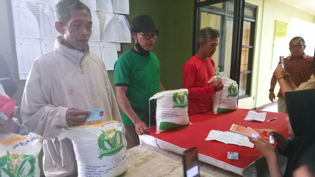 Distribusi Bantuan Pangan di Desa Tugu Utara: 1.386 Warga Terima Beras 10 Kilogram