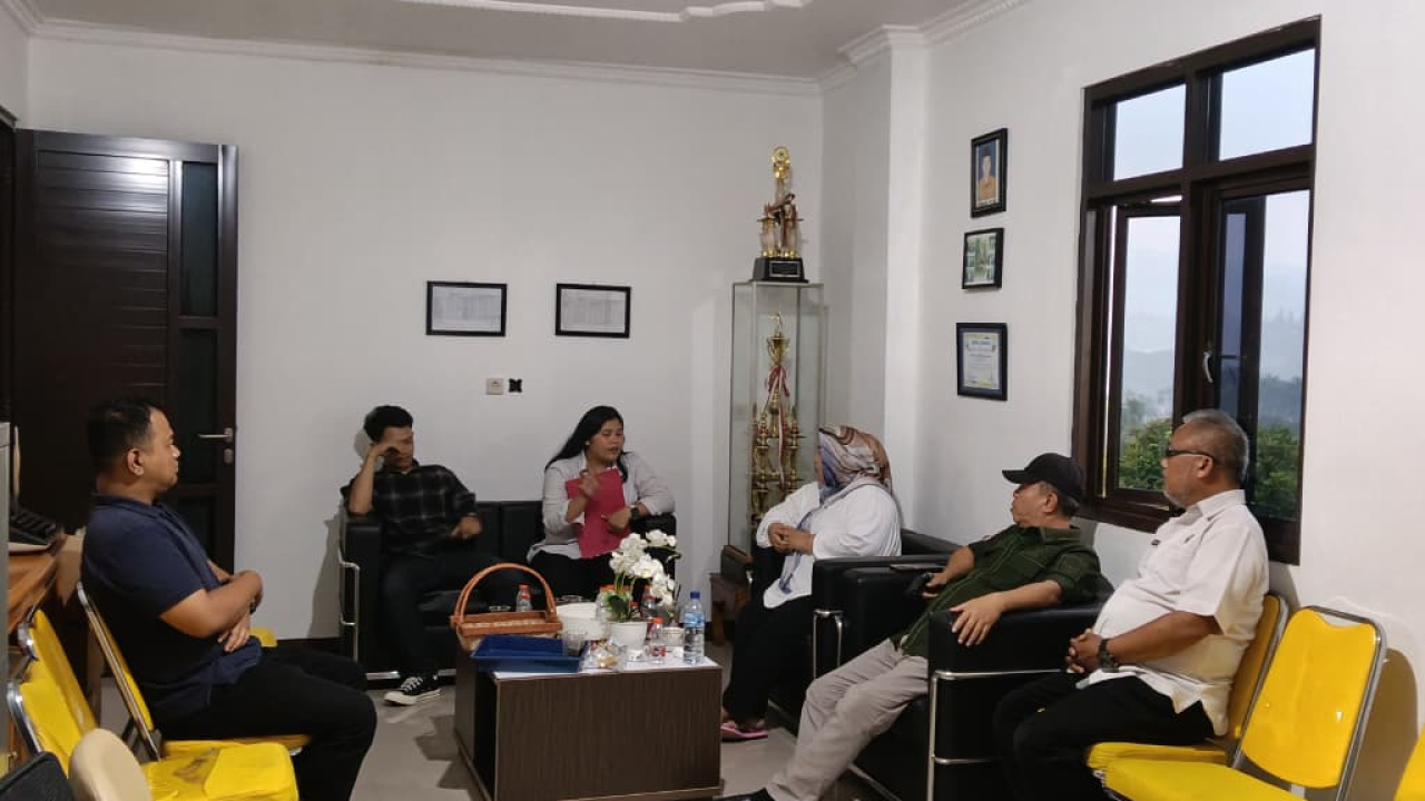 Penyerahan Bantuan Papan Informasi Digital oleh DPMD