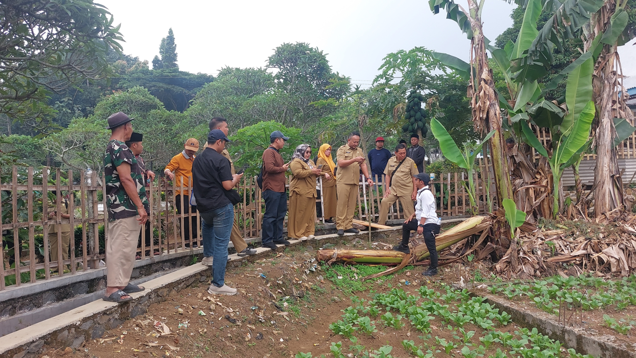 Kades Sukamanah Tinjau Lokasi Cadangan Tanah Makam di Kp Pasir Muncang RT 005 RW 002, Bersama Dinas Terkait, Anggota DPRD Kabupaten Bogor, dan Pihak Kecamatan.
