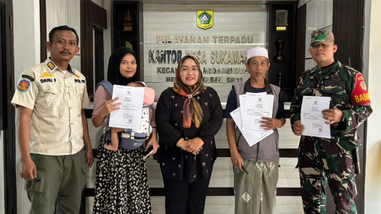 Tingkatkan Pelayanan Adminduk, Kades Sukamanah Serahkan Akta Kelahiran Warga Hasil Program Sinergi Bersama Koramil