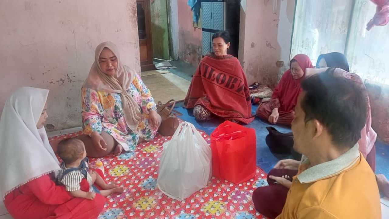 Peduli Tumbuh Kembang Anak : Cegah Stunting, Ibu Kades Sukamanah Hj Irmayani Salurkan Bantuan Pangan Tinggi Protein