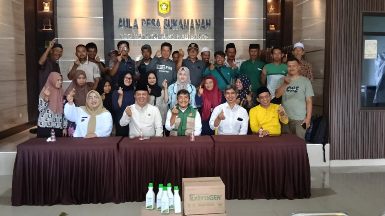 Dukung Sektor Pertanian, Sekretaris Komisi I DPRD Kabupaten Bogor, H. Ismail, S.IP., M.Si bersama Pemkab Bogor Berikan Bantuan Pupuk Hayati Cair Extragen untuk Kelompok Tani di Desa Sukamanah