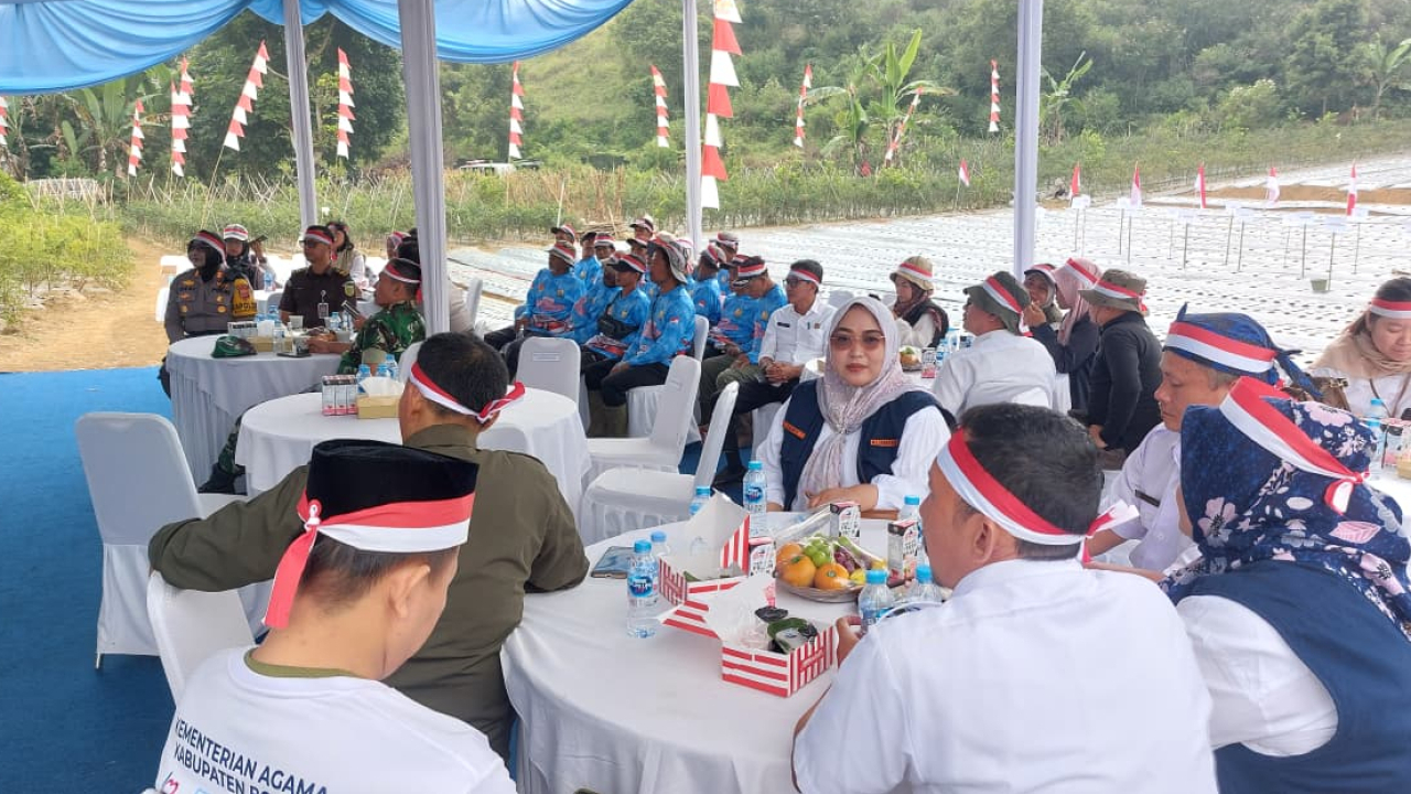 Kepala Desa Sukamanah hadiri Giat Penanaman Bawang Putih Serentak di Arca Domas Sukaresmi