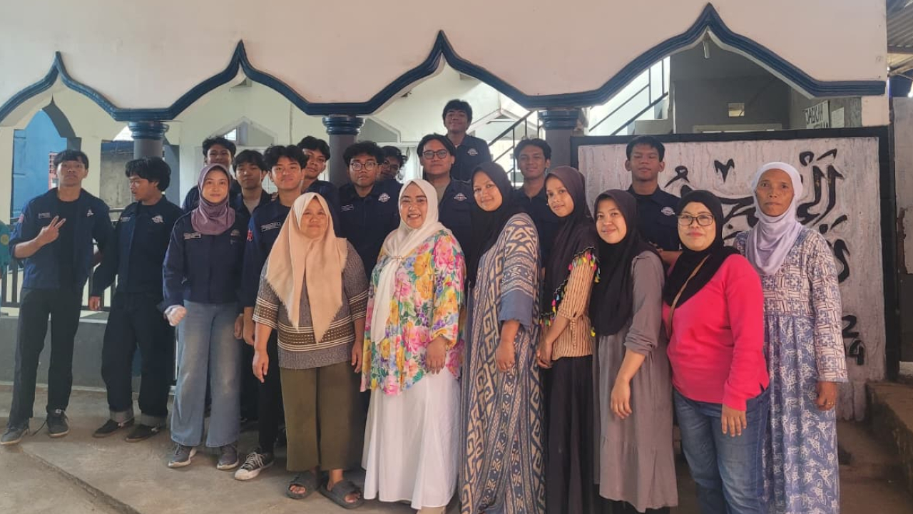 Dies Natalis ke-7 Teknis Mesin UNJ, Mahasiswa dan Warga Sukamanah Megamendung Kolaborasi Bersihkan Lingkungan