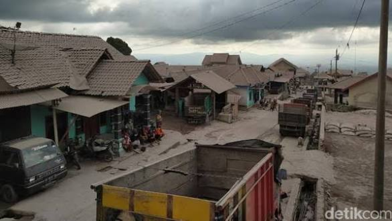 Hujan Abu Vulkanik Anak Krakatau Guyur Desa Sadengkolot, Kades Mamat Rahmat Minta Warga Wajib Pakai Masker