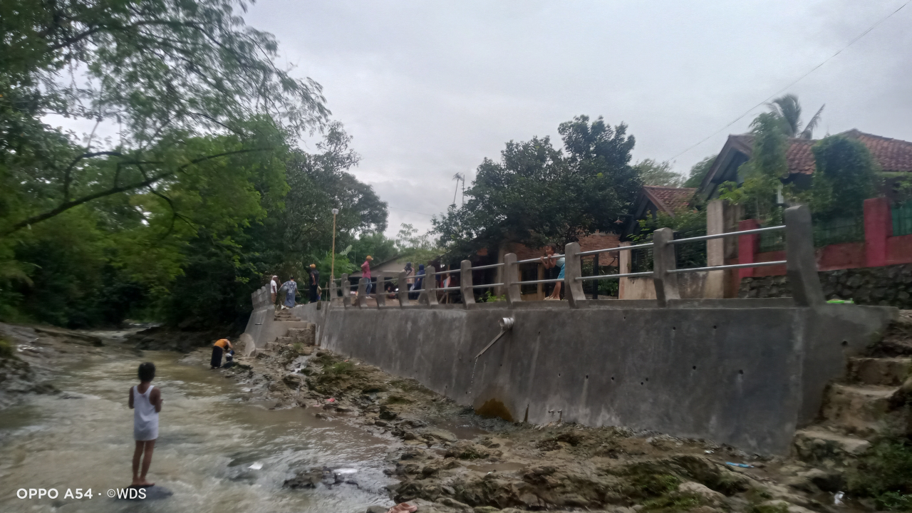 Amankan Jalan Desa dan Bibir Sungai, Pembangunan TPT di Desa Sadengkolot Rampung 100%