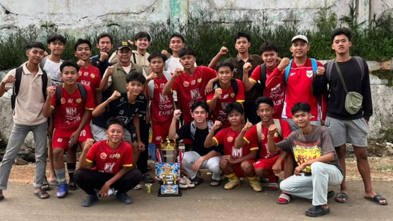 Tampil Memukau, Tim Sepak Bola U-18 Desa Sadengkolot Raih Juara II Piala KNPI Kecamatan Leuwisadeng