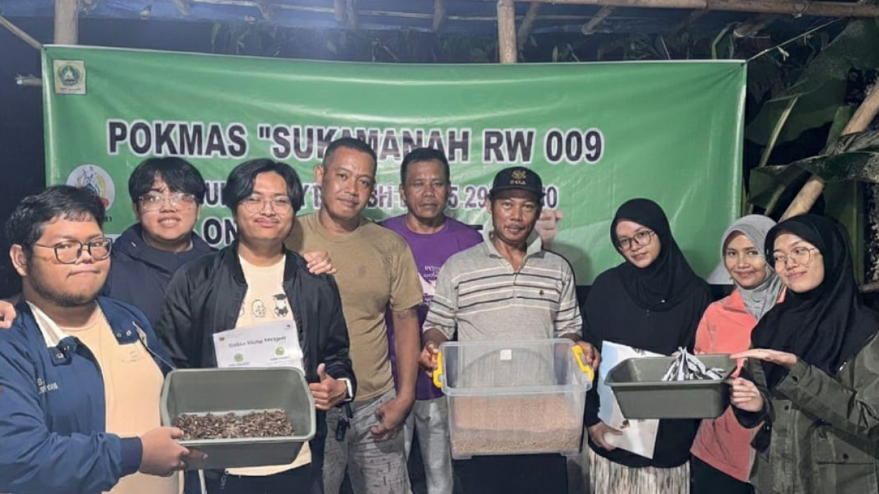 Inovasi Pengolahan Sampah, Mahasiswa KKN IPB Serahkan Bibit Maggot BSF di RW 009 Desa Sadengkolot