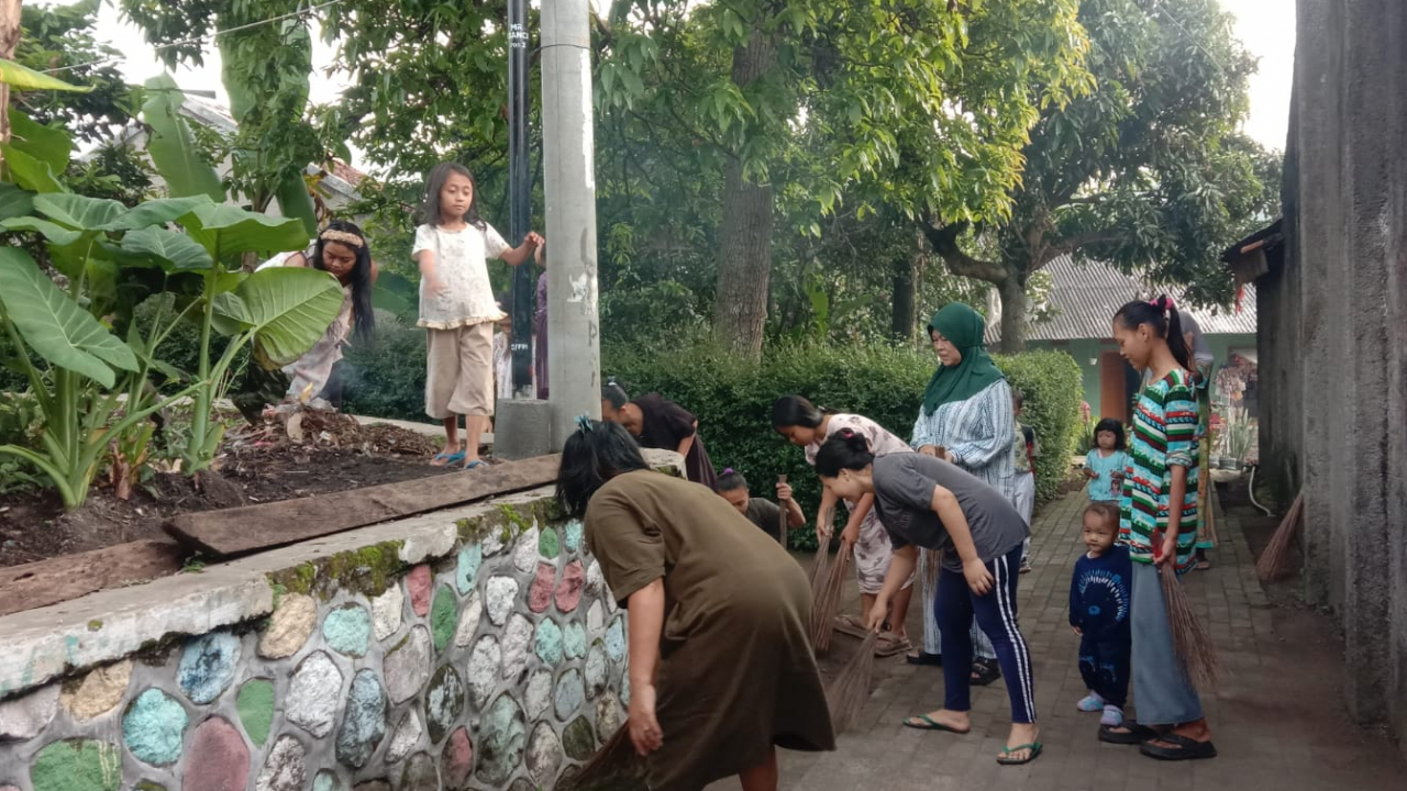 KEGIATAN JUM'AT BERSIH WARGA DESA CIPANCAR