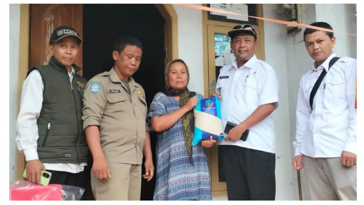 Penyerahan Bantuan Korban Kebakaran Di Kampung Cijengkol 1 Rt.001/Rw.001 Dusun Desa An. Ibu UUm
