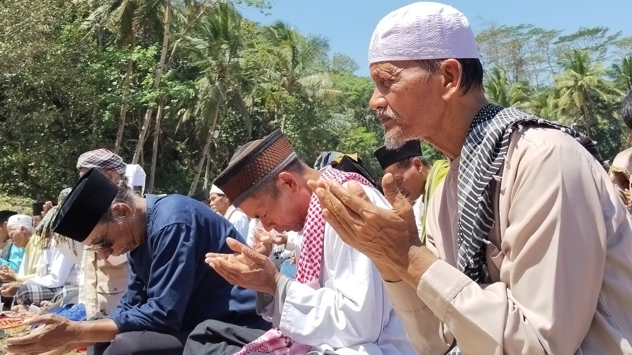 Ratusan warga Kecamatan Cikalong Menggelar Sholat Istisqa