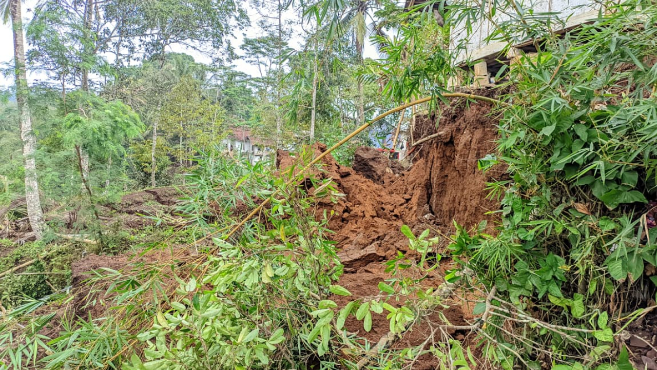 Musibah Longsor di Kp. Sindangsari Tasikmalaya Tutup Saluran Irigasi dan Rusak Rumah Warga