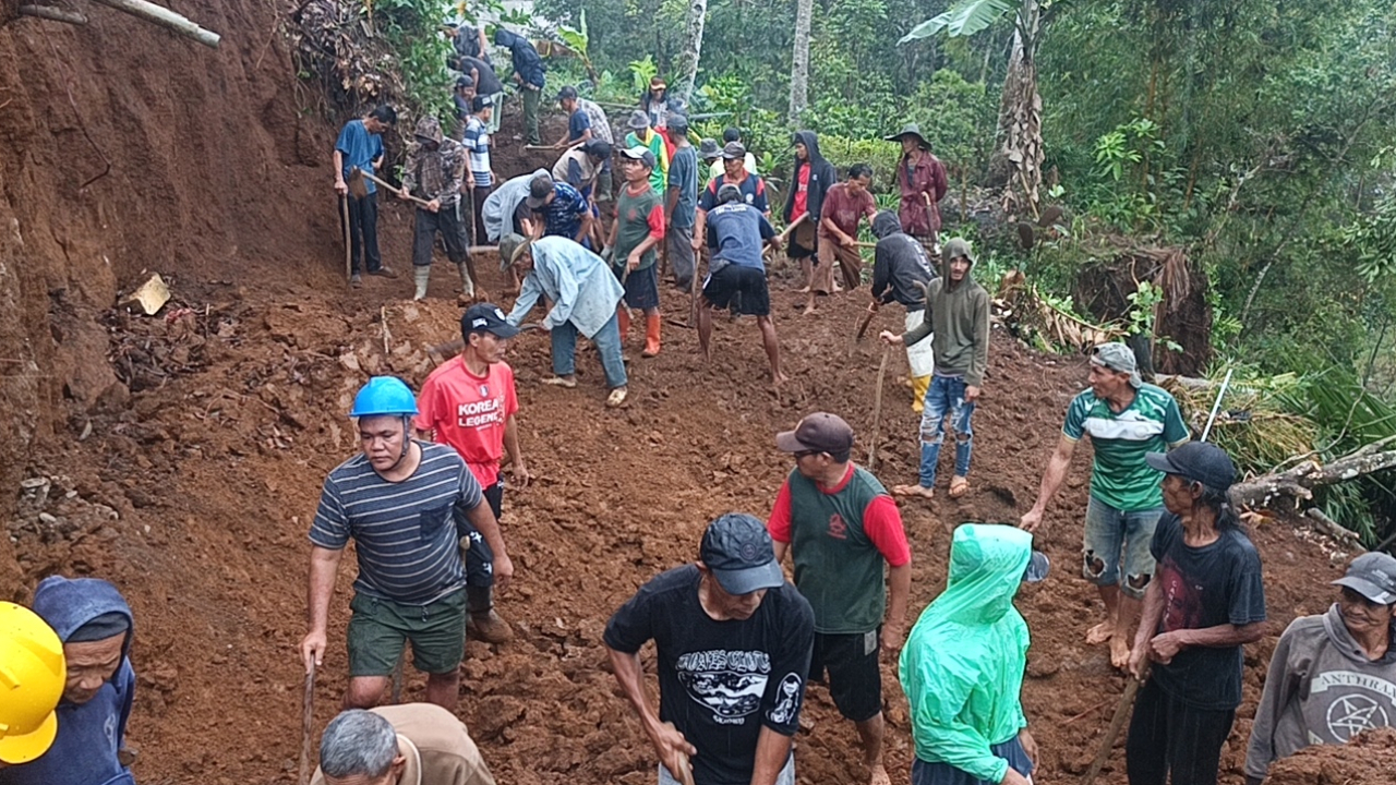 Pemerintah Desa Sukasukur dan Warga Gotong Royong Evakuasi Longsor