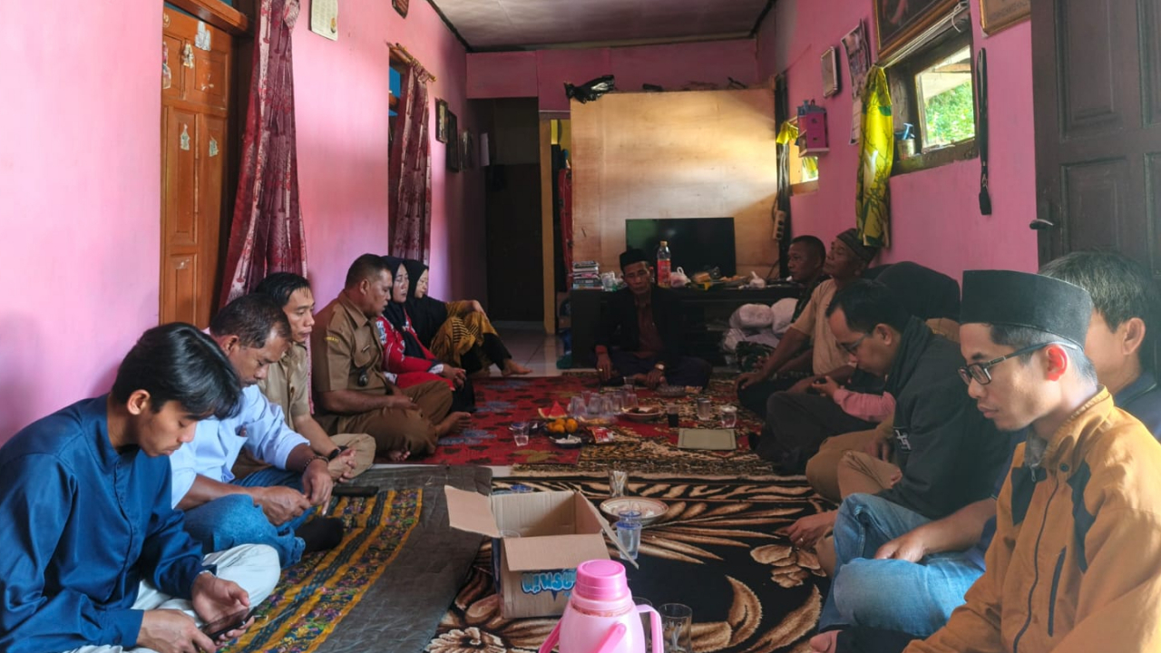 Turut Berduka Cita: Masyarakat Kampung Ciklaapa Berduka atas Meninggalnya Ketua BPD