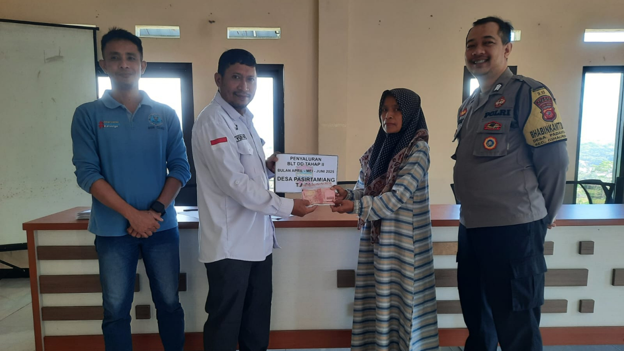 Pemdes Pasirtamiang Salurkan BLT Desa Tahap 2 untuk Warga Tidak Mampu Ekstrem