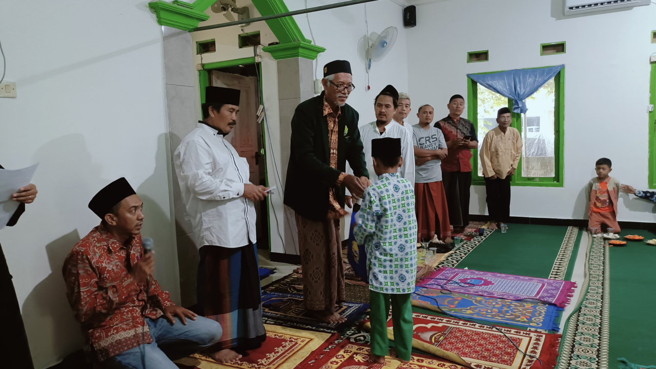 Mahasiswa KKN UIN Siber Syekh Nurjati Cirebon mengikuti acara Santunan Anak Yatim dan Panti Jompo