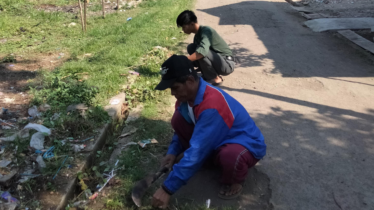 Kegiatan Kerja Bakti di Dusun Karang Turi Bersama Mahasiswa KKN UINSSC
